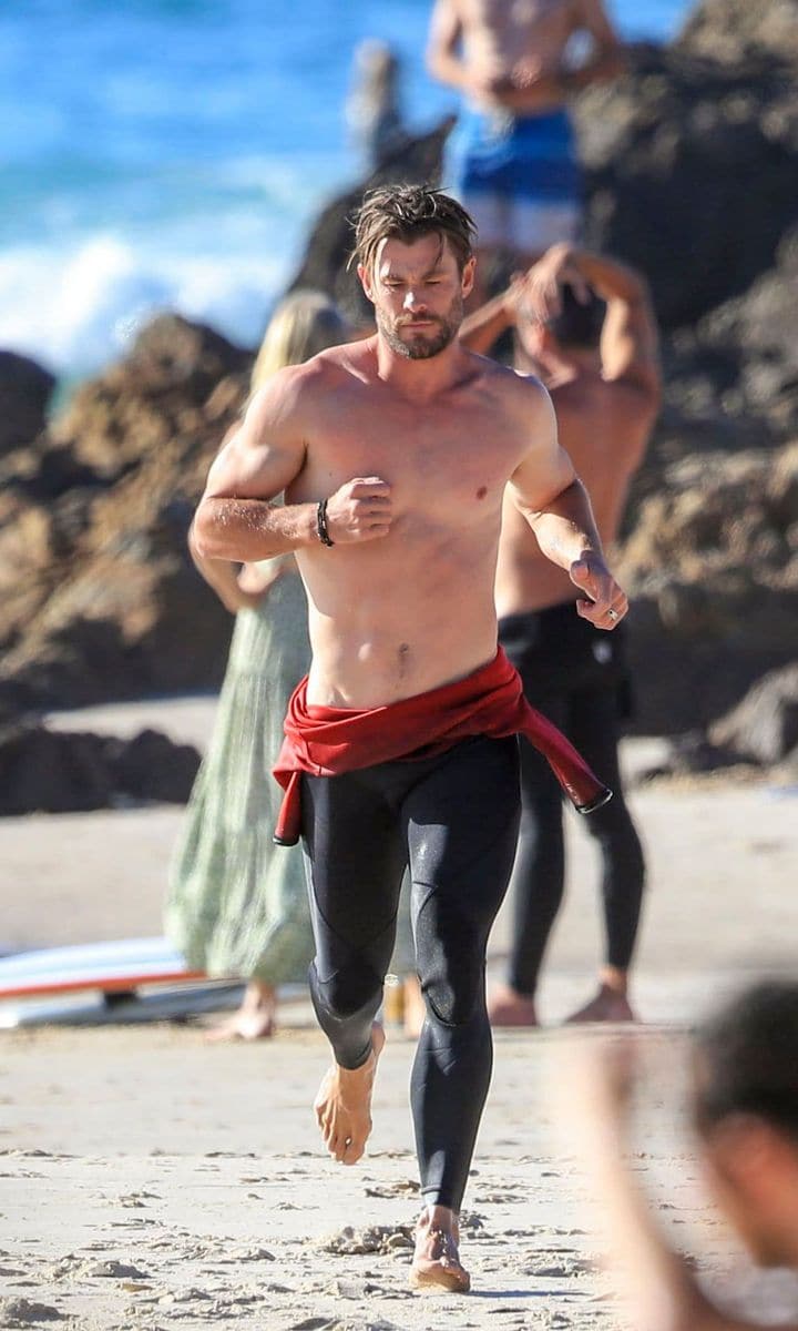 chris-hemsworth-hits-the-beach-6722.jpeg
