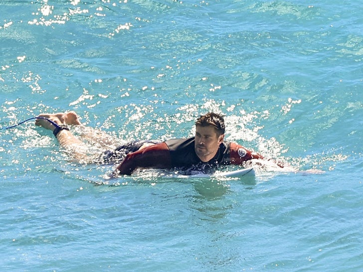 chris-hemsworth-surfing-australia-4253.jpeg