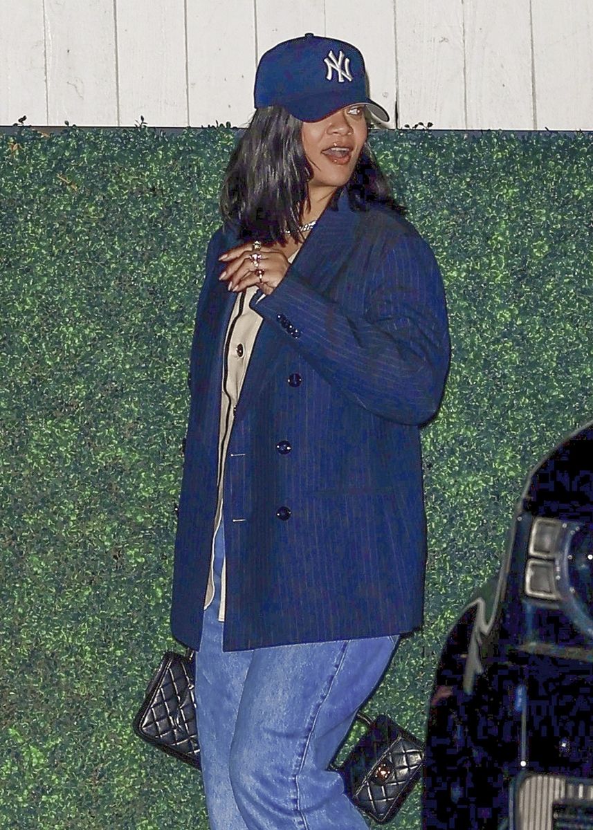 rihanna-engagement-rumors-diamond-ring-sighting-8023.jpeg