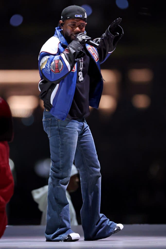 rihanna-kendrick-lamar-super-bowl-jeans-4309.jpeg