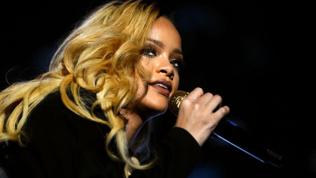 rihanna-speaks-french-yahoo-entertainment-8695.jpeg