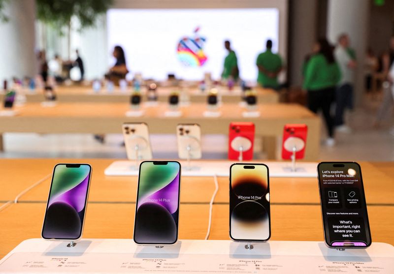 apple-airlifts-iphones-india-tariffs-600tons-9245.jpeg