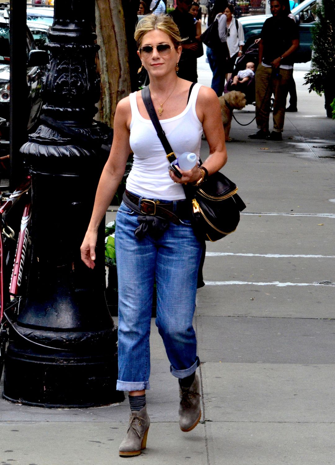jennifer-aniston-white-t-shirt-skinny-jeans-fashio-0347.jpeg