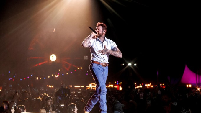 kelly-clarkson-musical-director-least-favorite-son-0896.jpeg