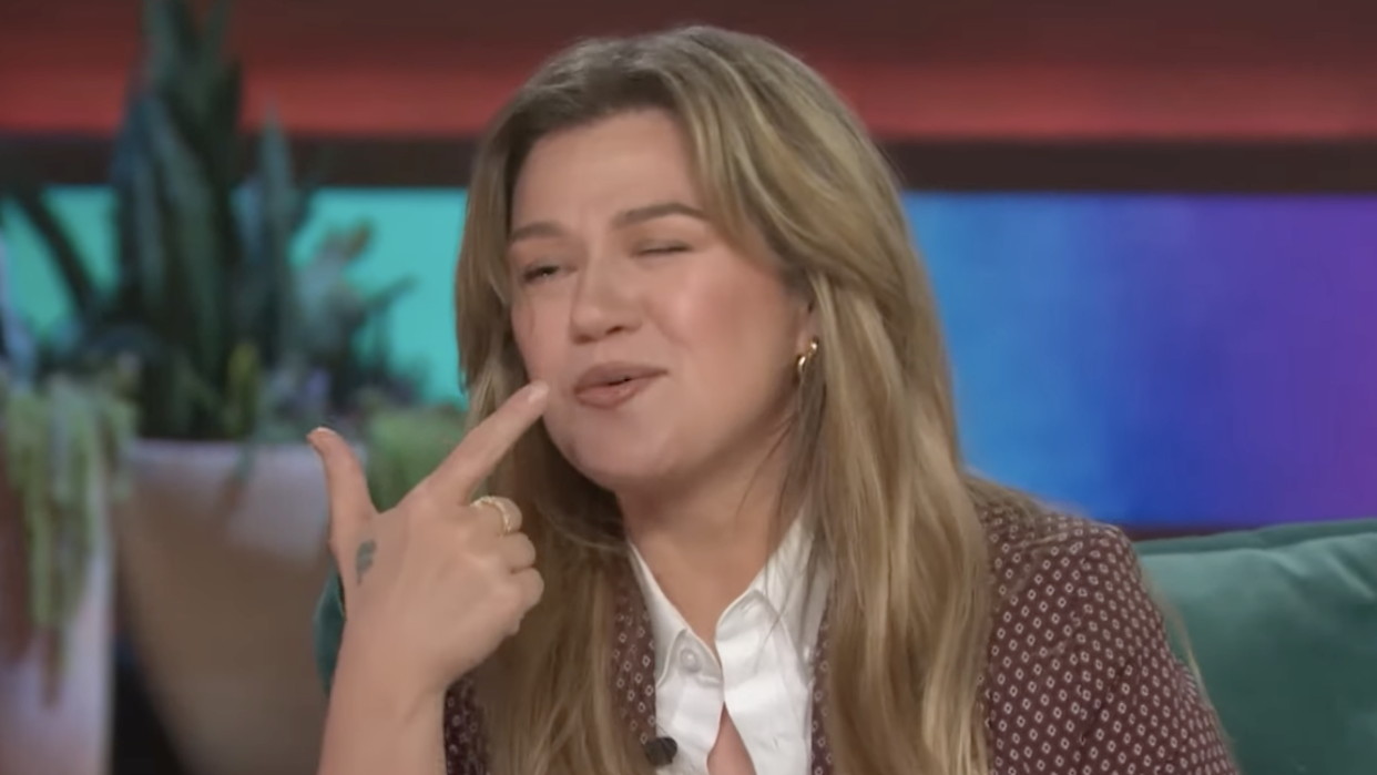 kelly-clarkson-wink-lesbians-4158.png