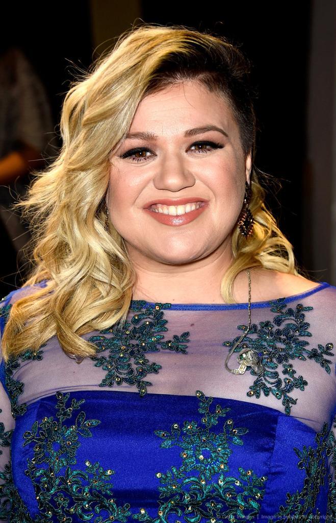 kelly-clarkson-wink-lesbians-8175.jpeg