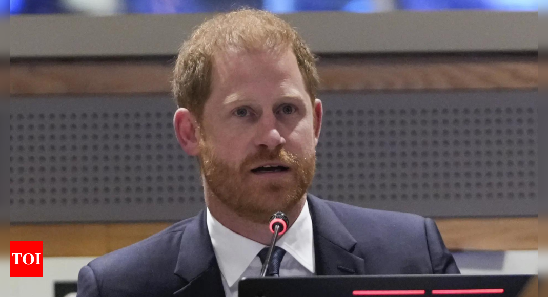 royal-family-king-charles-stand-injpg-7918.png