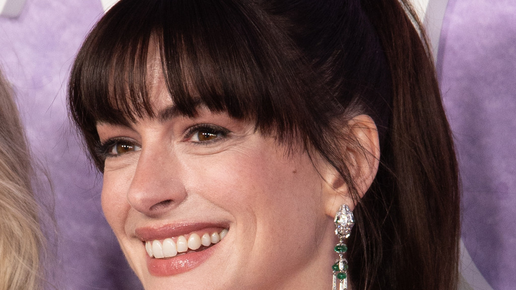 anne-hathaway-met-gala-2025-7131.jpeg
