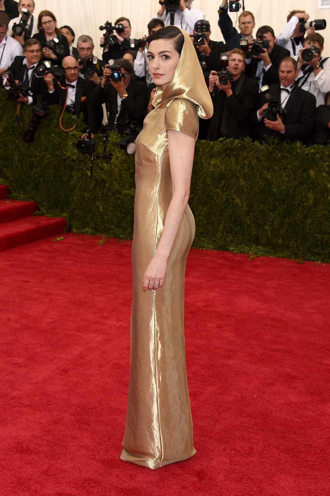 anne-hathaway-met-gala-ponytail-7428.jpeg