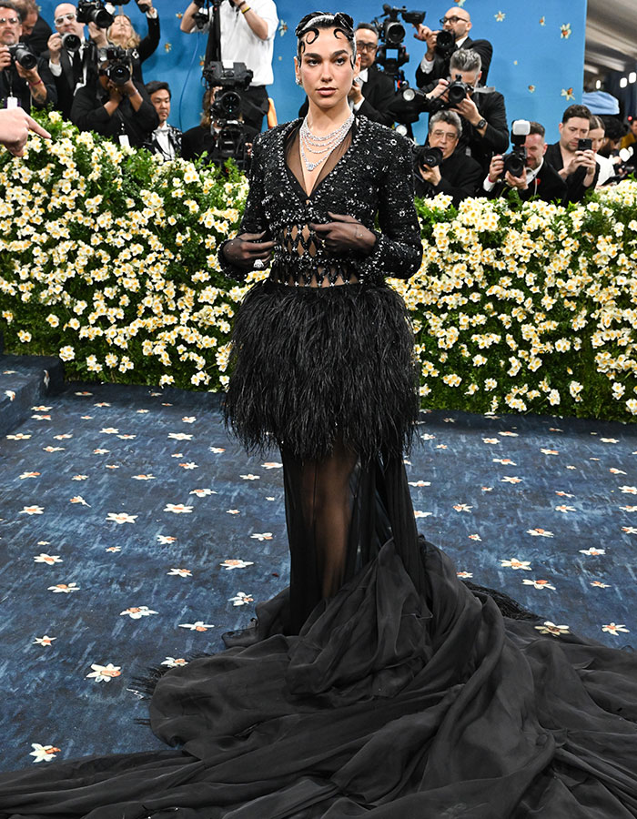 anne-hathaway-metgala2025-msnjpg-1152.jpeg