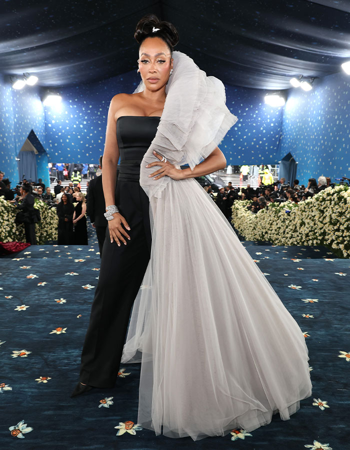 anne-hathaway-metgala2025-msnjpg-9042.jpeg