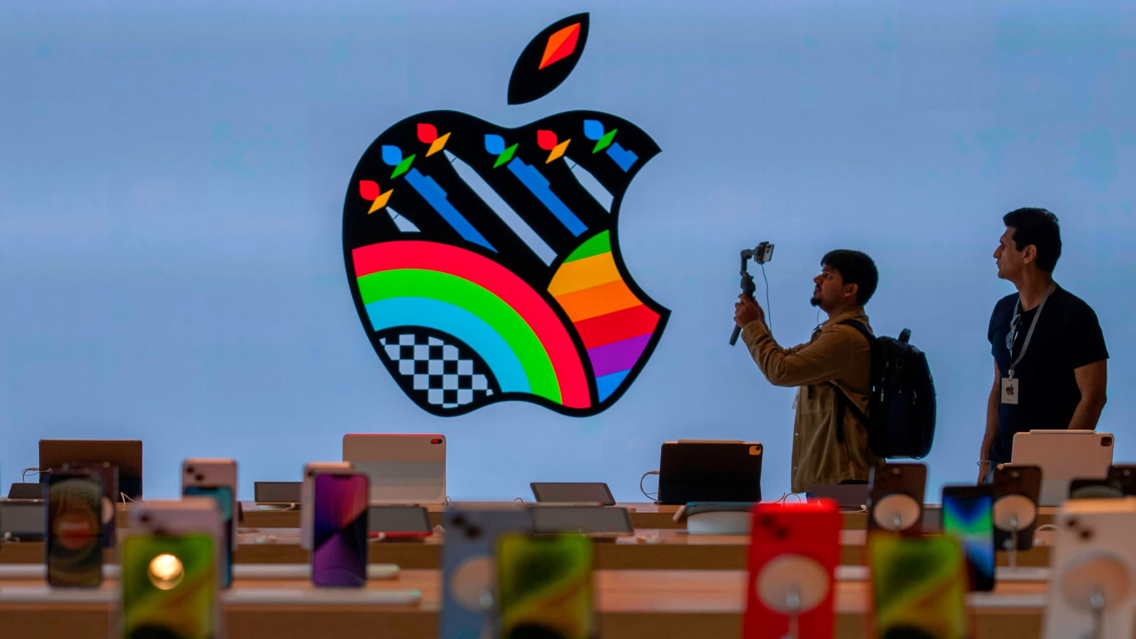 apple-iphone-sales-rise-financial-times-4608.jpeg