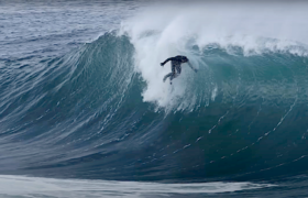 chris-hemsworth-surf-abu-dhabi-bender-9586.png