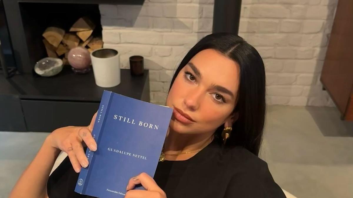 dua-lipa-boxy-tshirt-belt-3400.jpeg