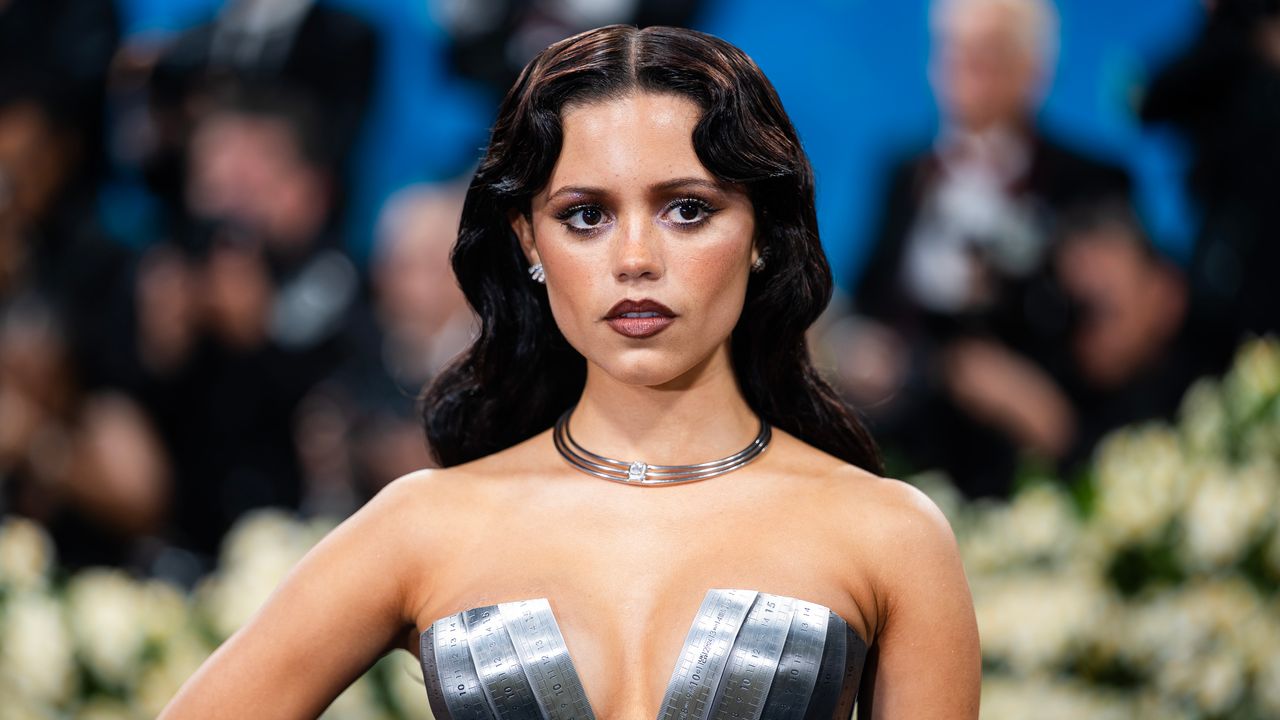 jenna-ortega-metal-ruler-dress-met-gala-2025-6344.jpeg