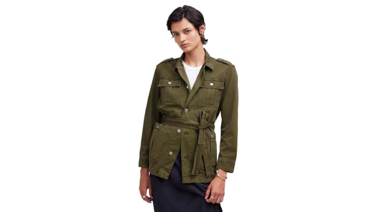jennifer-aniston-outfit-sneakers-jeans-blazer-9499.png