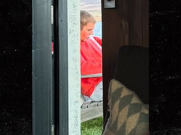 justin-bieber-bong-hit-tmz-5821.jpeg