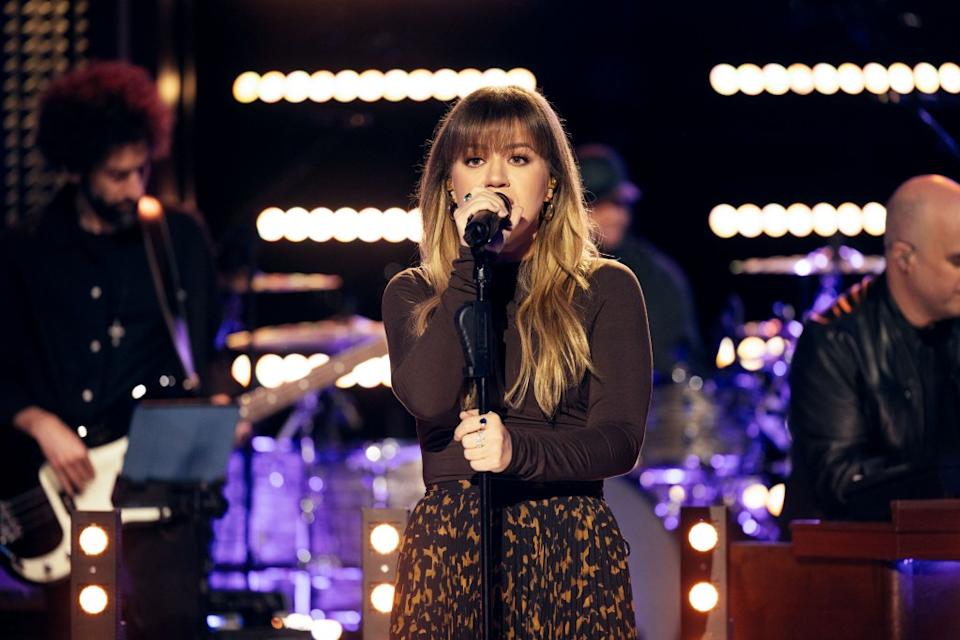 kelly-clarkson-weight-loss-controversy-4694.jpeg