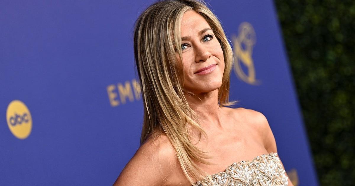 man-drives-jennifer-aniston-home-gate-6178.jpeg