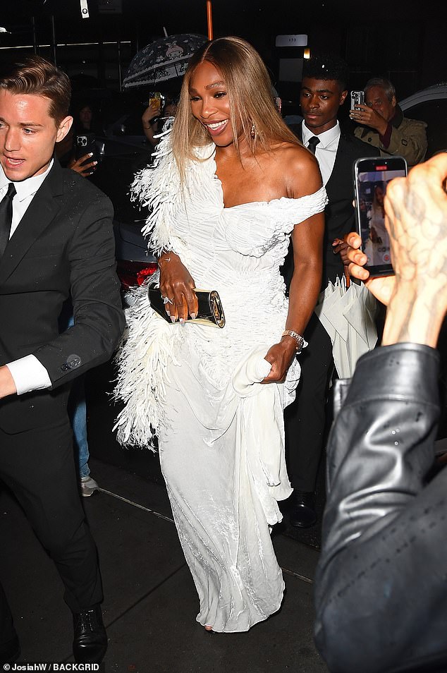 rihanna-met-gala-dinner-cinched-waist-2130.jpeg