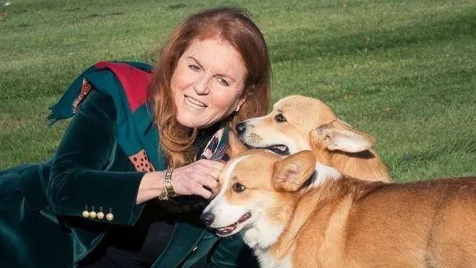 sarah-ferguson-queen-elizabeth-corgis-0108.jpeg