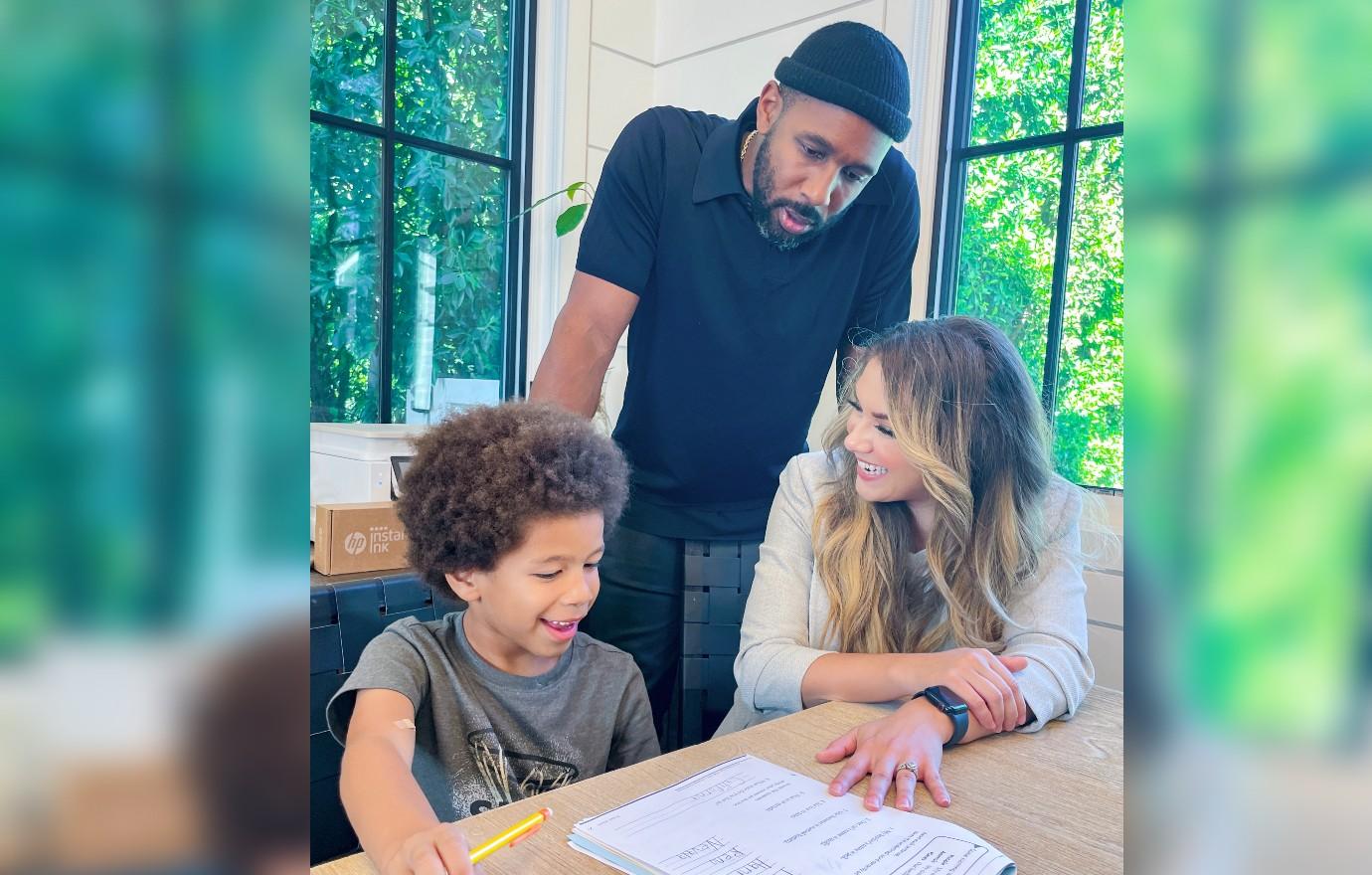 selena-gomez-taylor-swift-travis-kelce-friendship--3676.jpeg