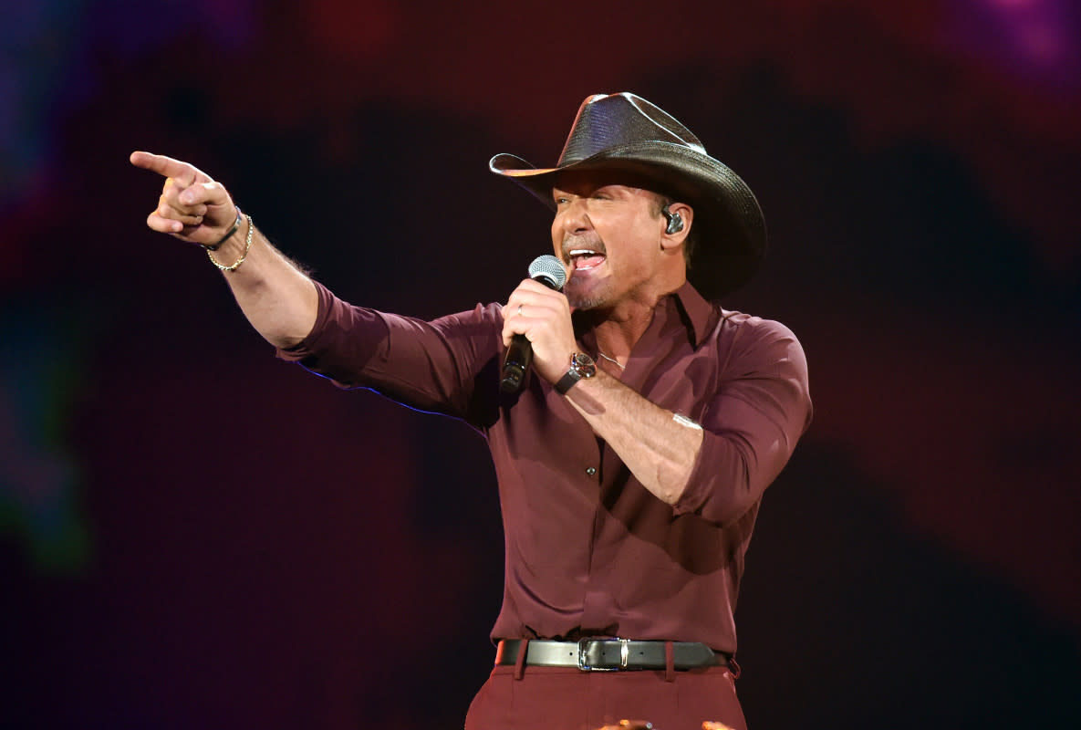 tim-mcgraw-fan-honor-aol-9277.jpeg
