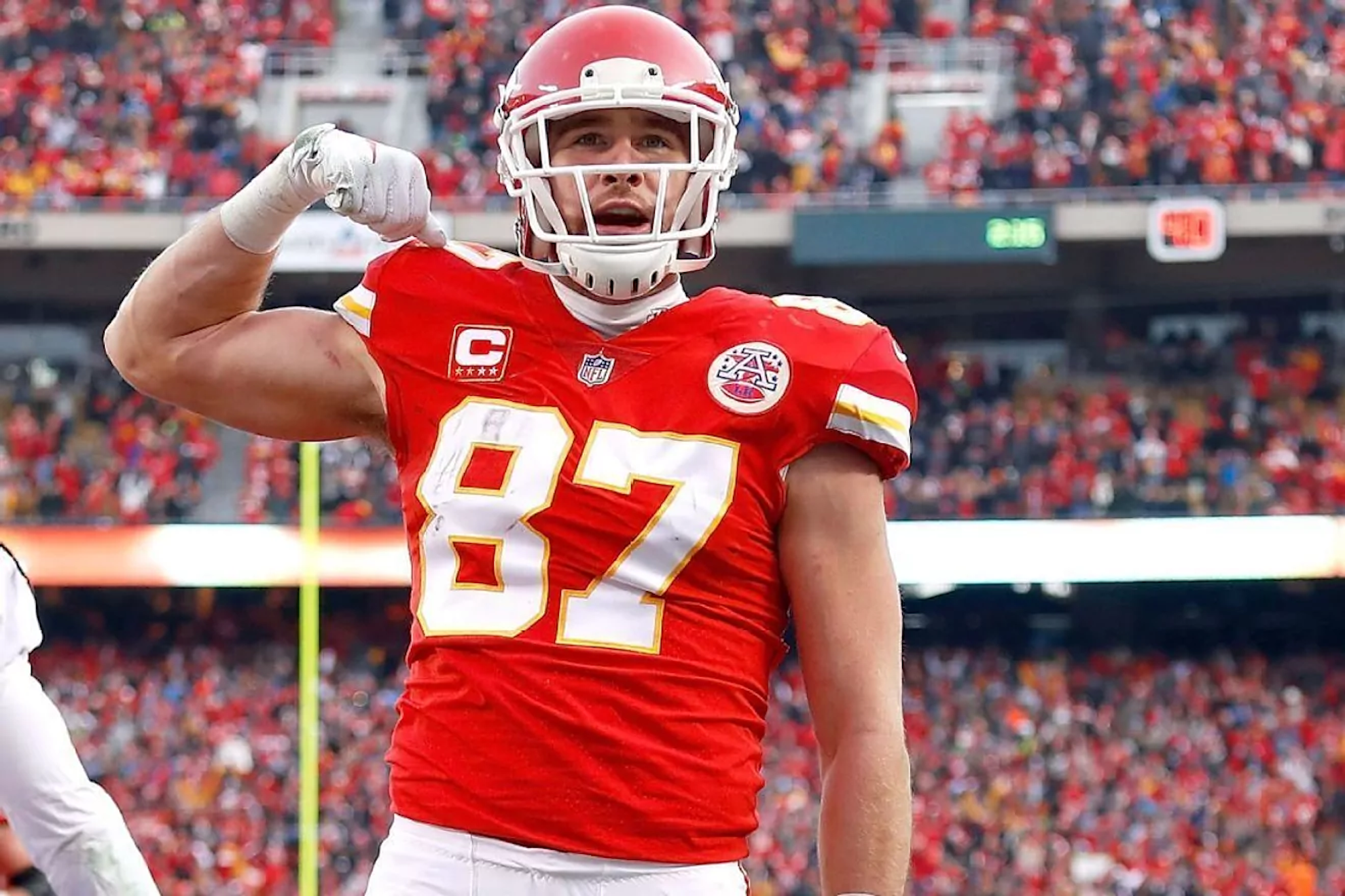 travis-kelce-meets-taylor-swift-with-mom-donna-2238.png
