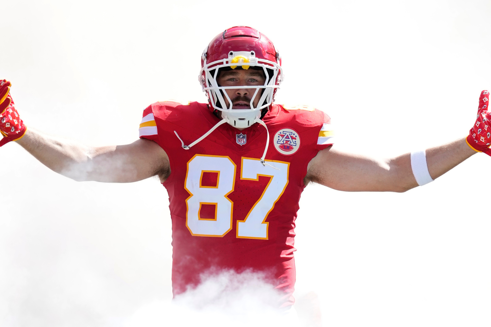 travis-kelce-meets-taylor-swift-with-mom-donna-3396.png