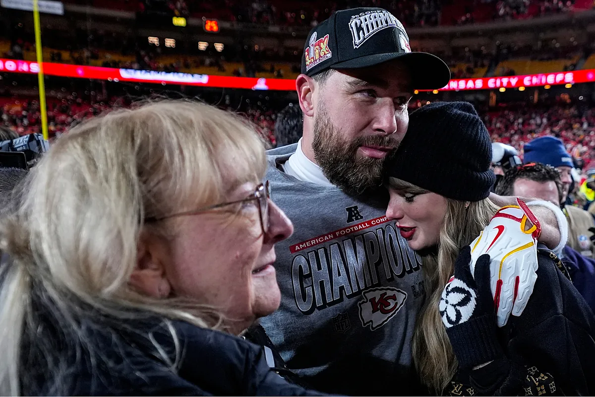 travis-kelce-meets-taylor-swift-with-mom-donna-3548.webp