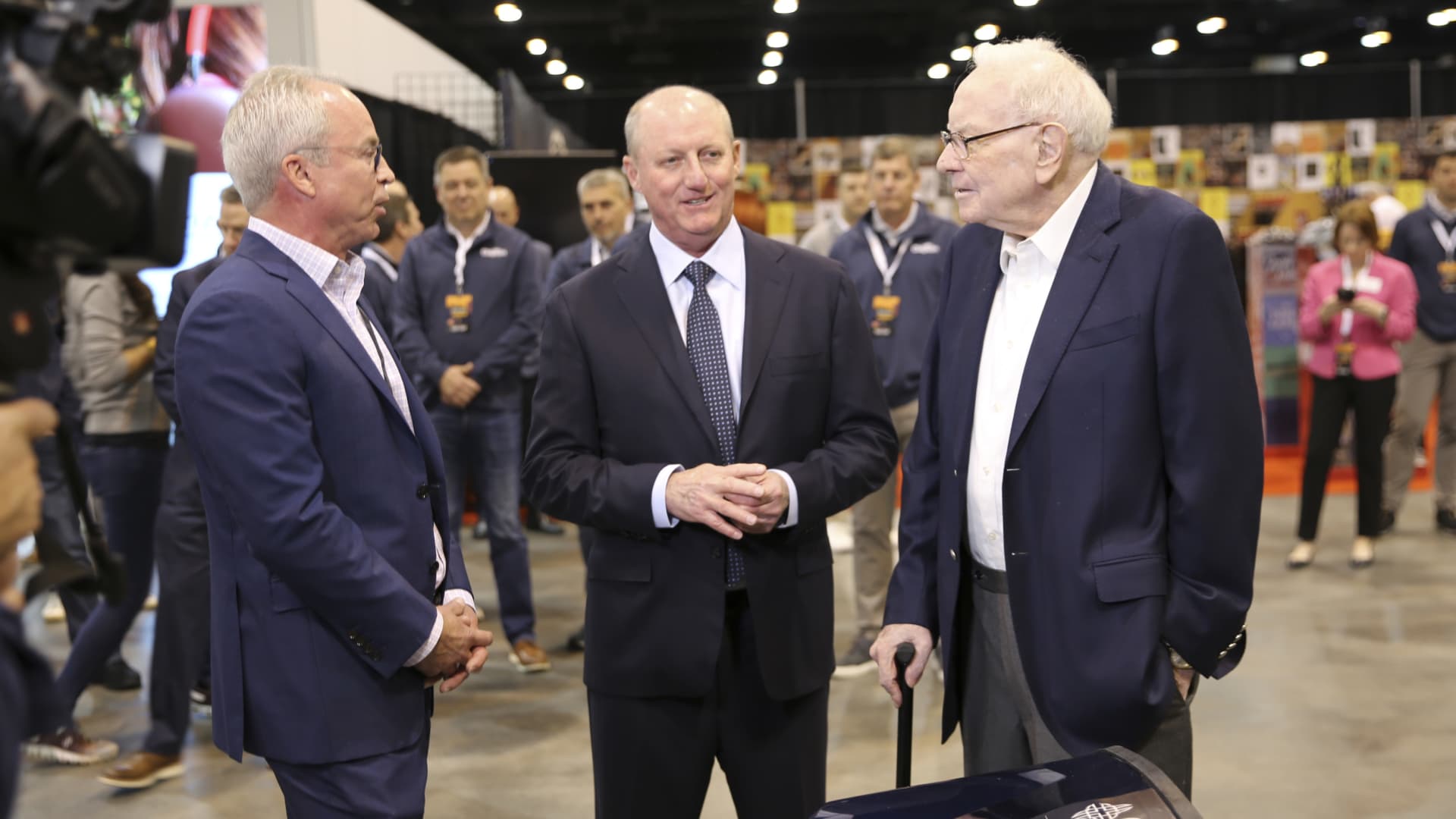 warren-buffett-tim-cook-apple-berkshire-hathaway-1045.jpeg